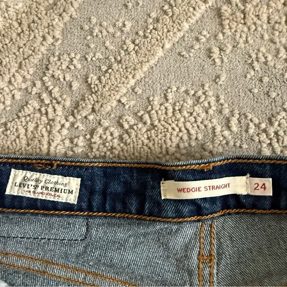 Levi’s wedgie straight ankle Jeans medium wash high rise button fly 24